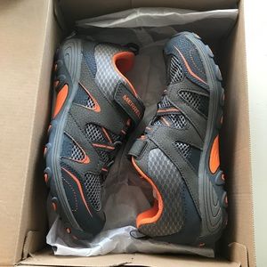 NEW Boys Merrell Trail size 5 (big boys)